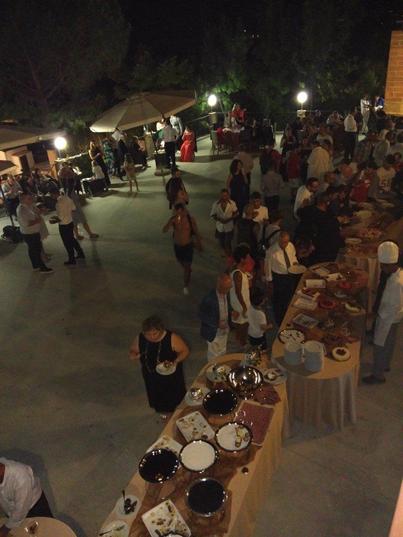 Invitati di un matrimonio durante la cena