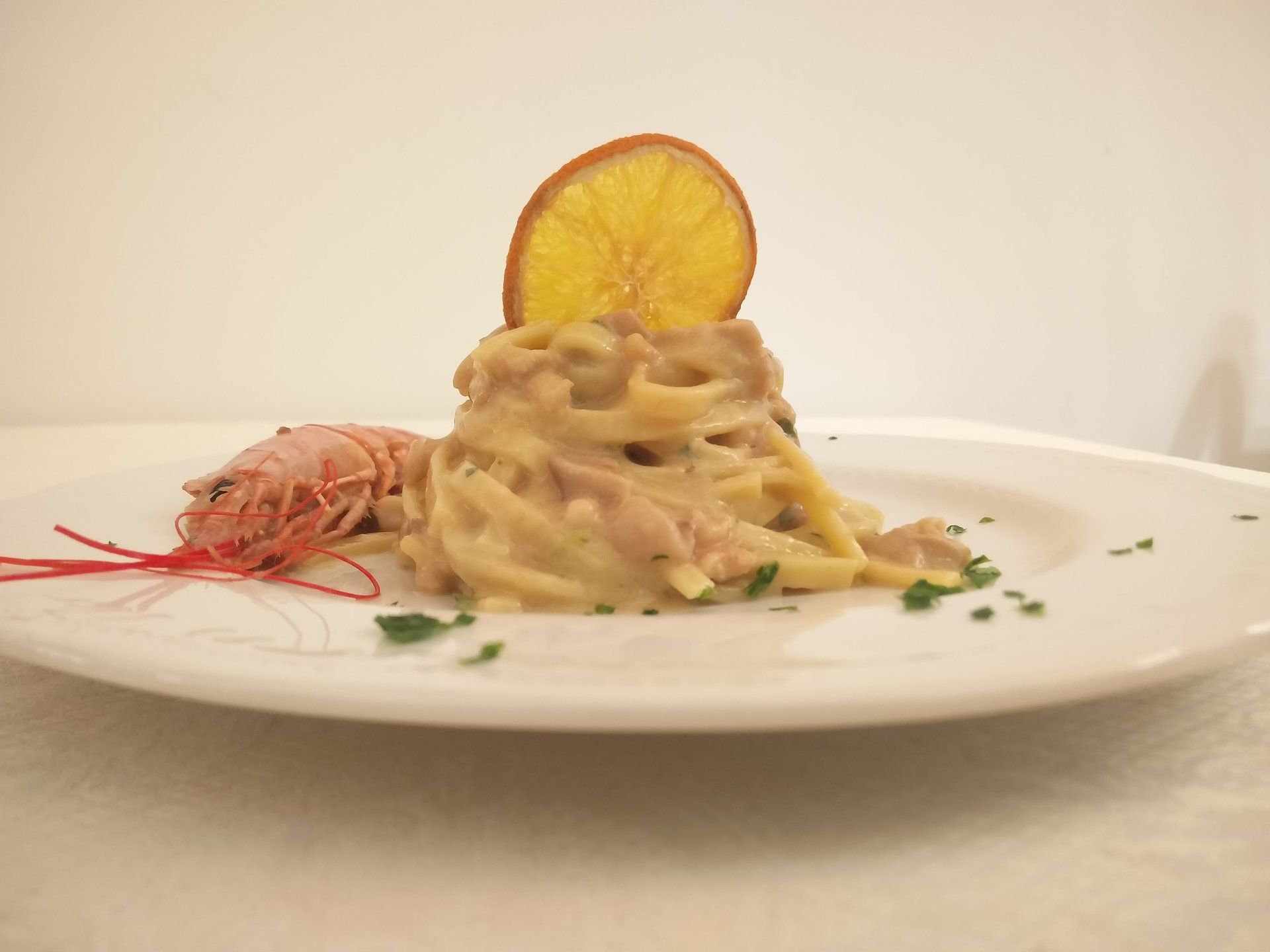 Piatto di spaghetti con salsa di gamberi