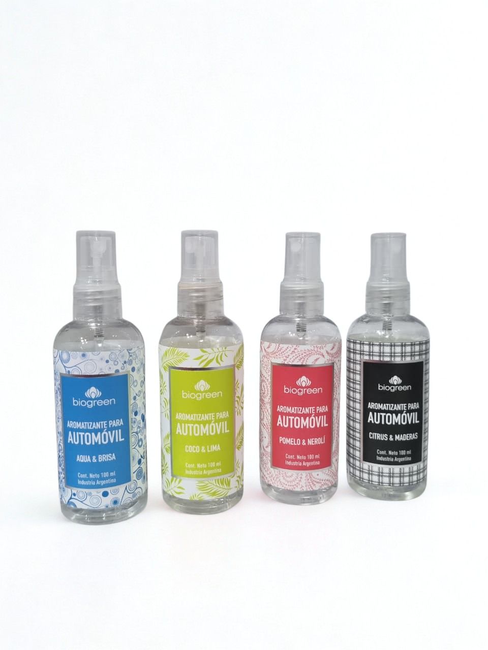 Cuatro pequeños frascos de spray con etiquetas azules, verde lima, rojas y negras 