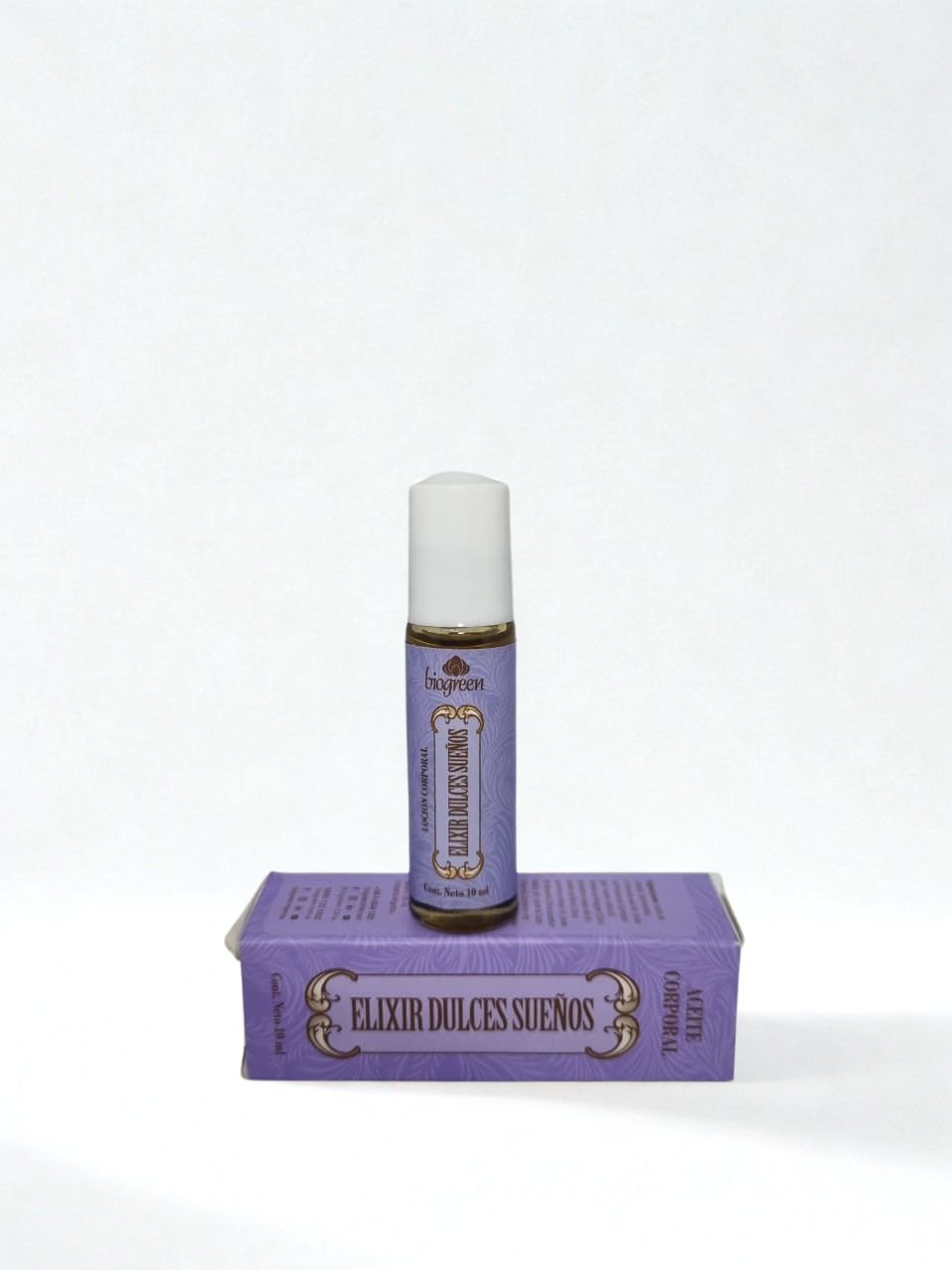 Tubo de bálsamo labial morado en una caja