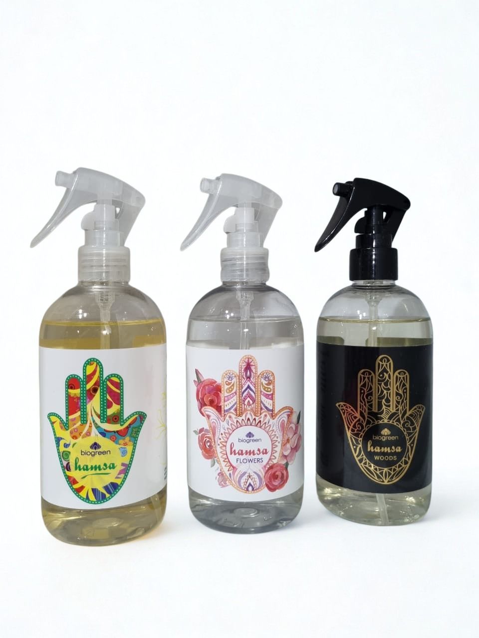 Tres botellas pulverizadoras con etiquetas coloridas