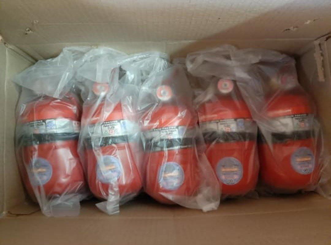 Una caja llena de matafuegos envueltoss en plástico.