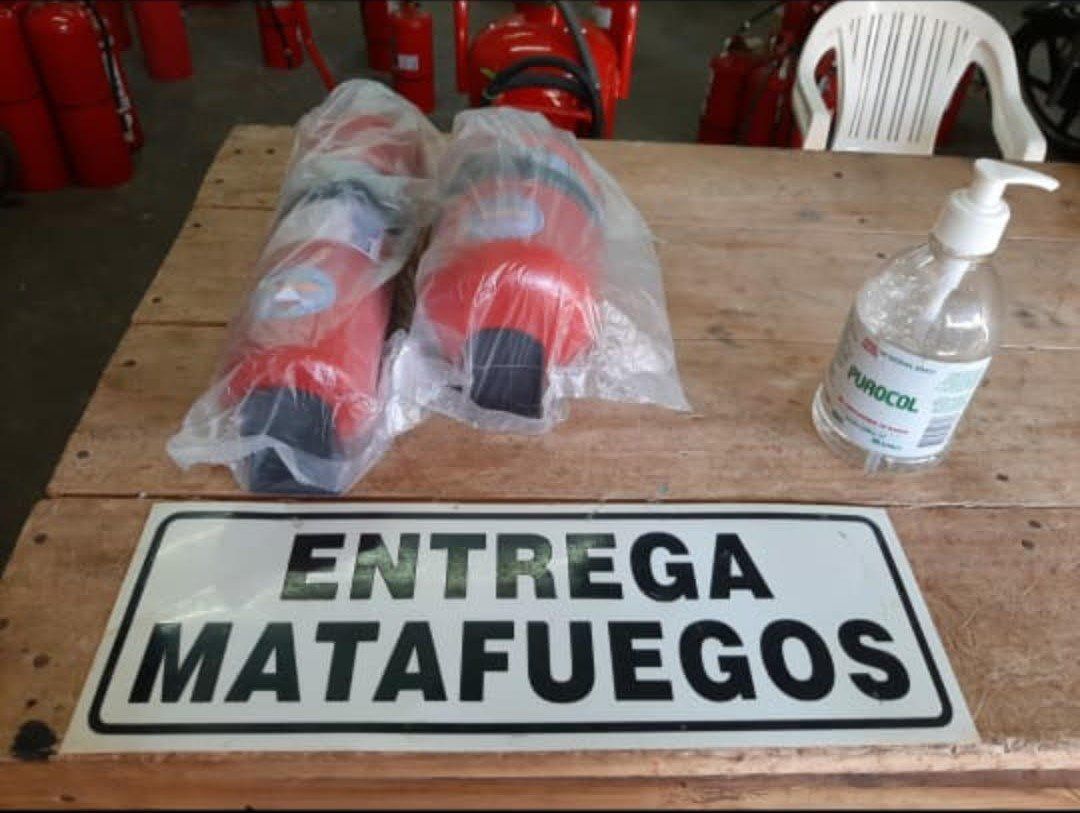 Un cartel en una mesa que dice entrega matafuegos