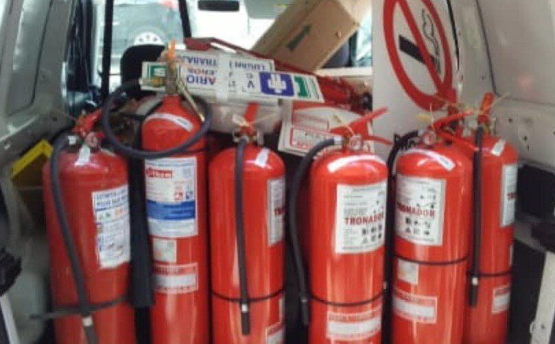 Un montón de extintores rojos en la parte trasera de una camioneta.