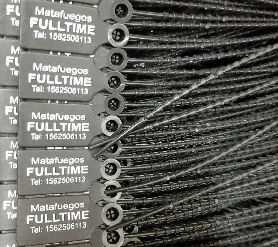 Un montón de etiquetas de metal con la palabra tiempo completo en ellas.