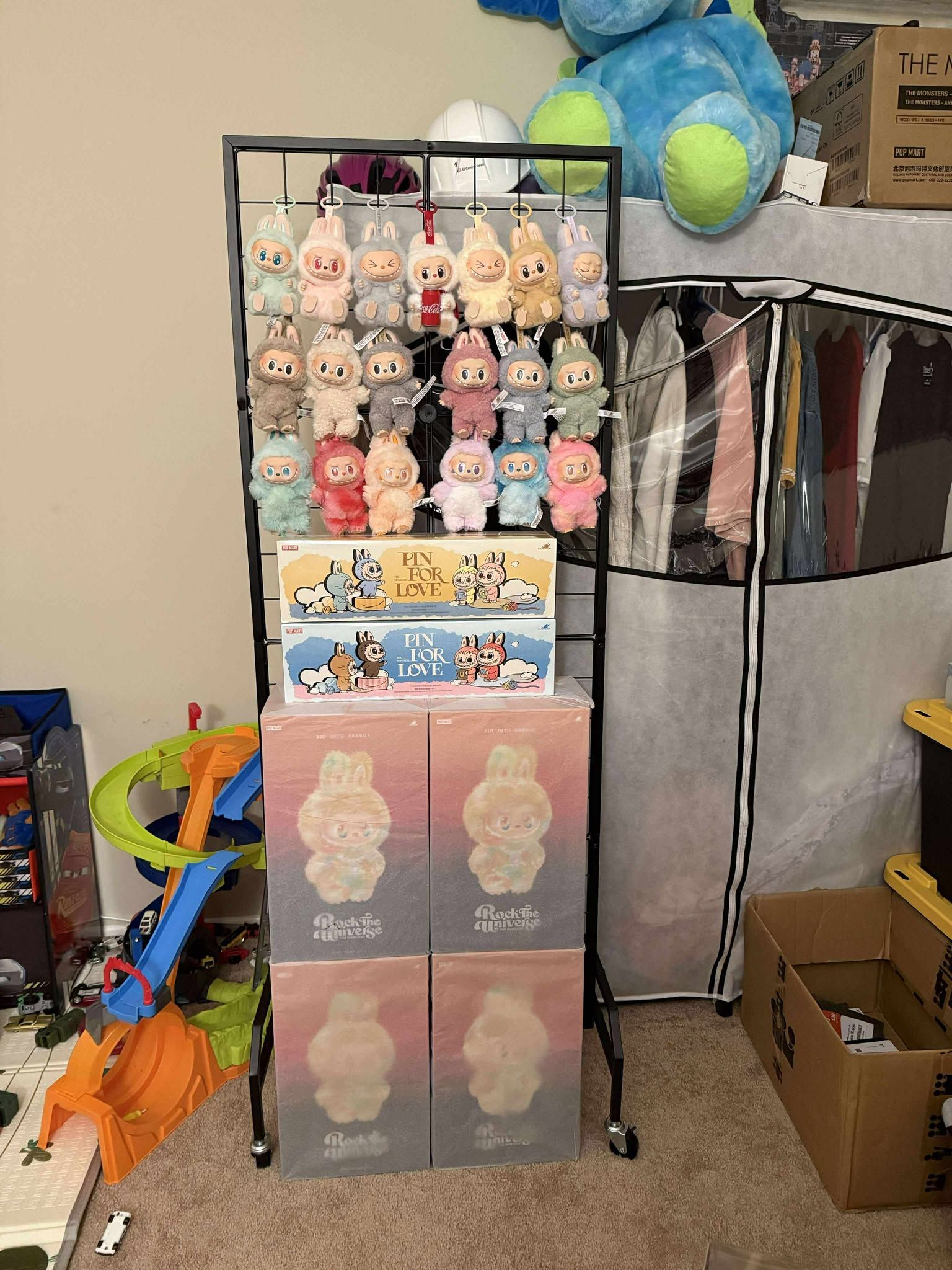 THE MONSTERS Big into Energy Series-ROCK THE UNIVERSE Vinyl Plush Doll