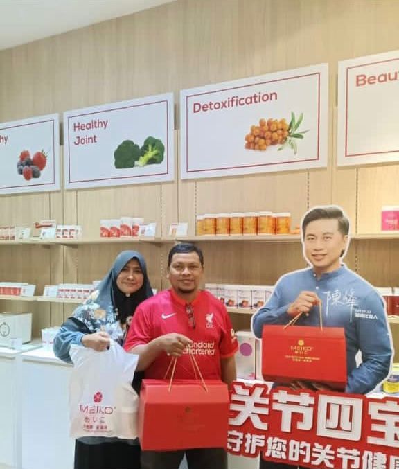 Meiko joint health product MAXCare with customer applying cream to knee