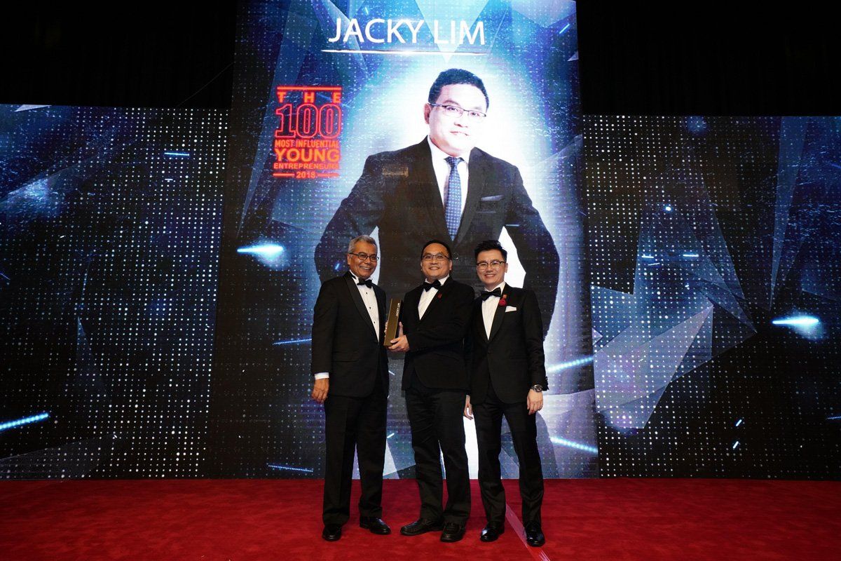 Jacky Lim receiving recognition as one of Malaysia’s 100 Most Influential Young Entrepreneurs 2018