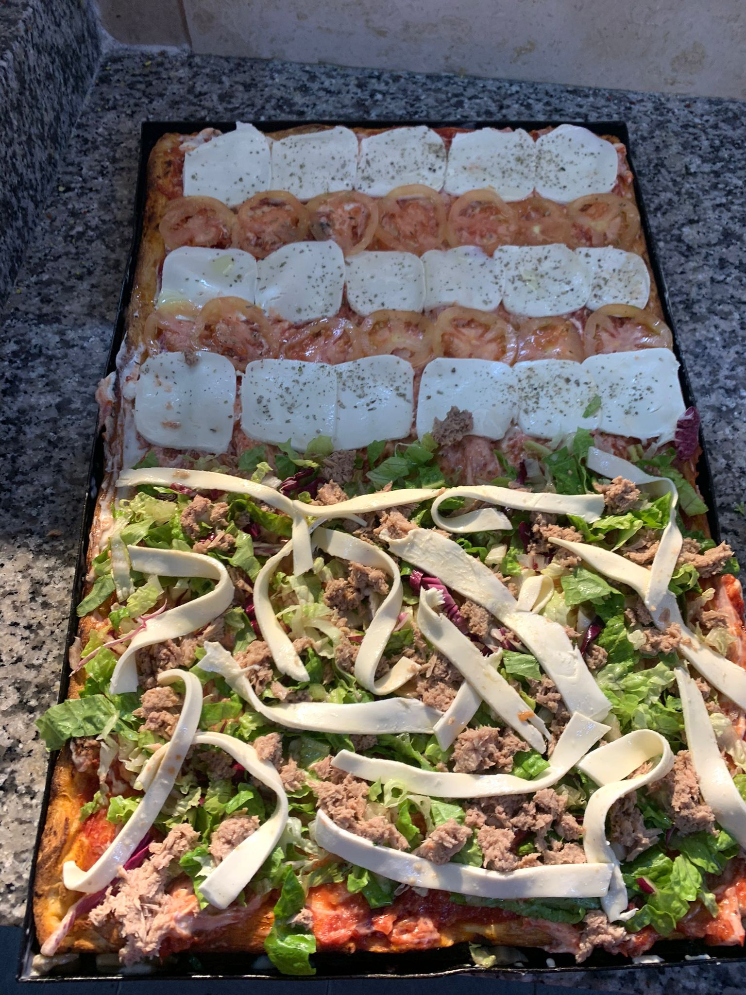 pizza con pomodori, mozzarella, carne e verdure