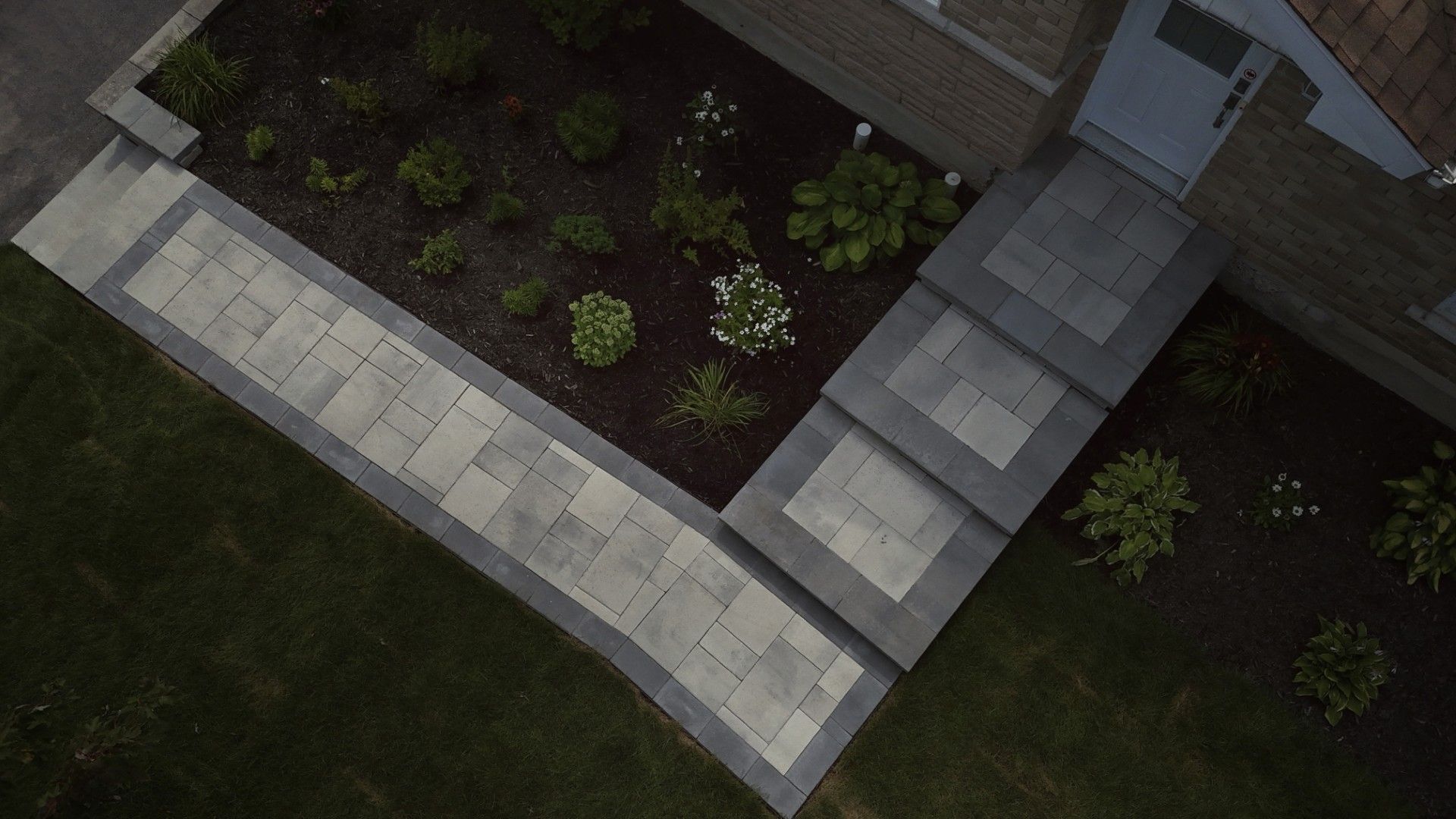 Une vue aérienne d'une passerelle et de marches menant à une maison.