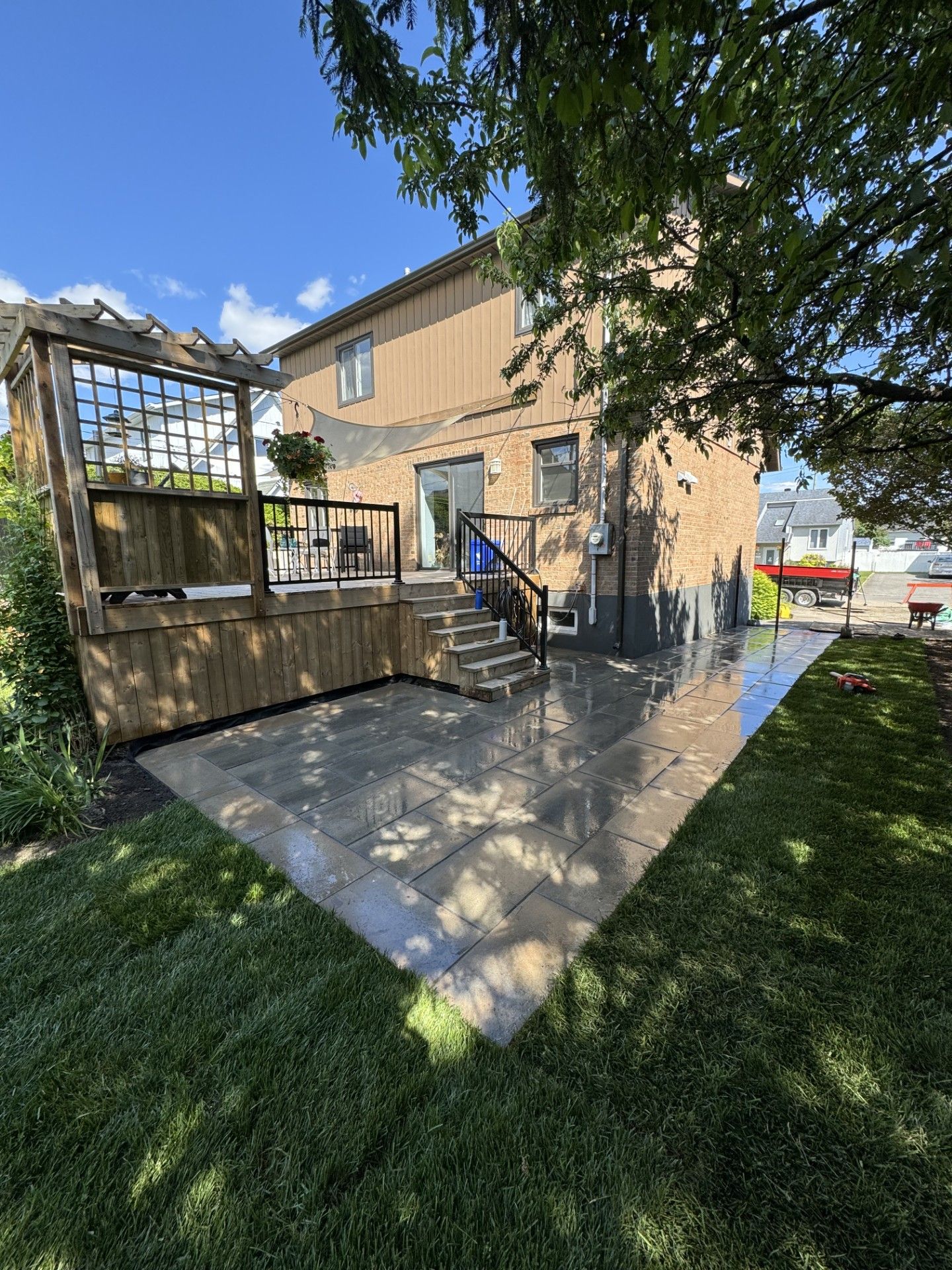 Une grande maison avec un grand patio devant.