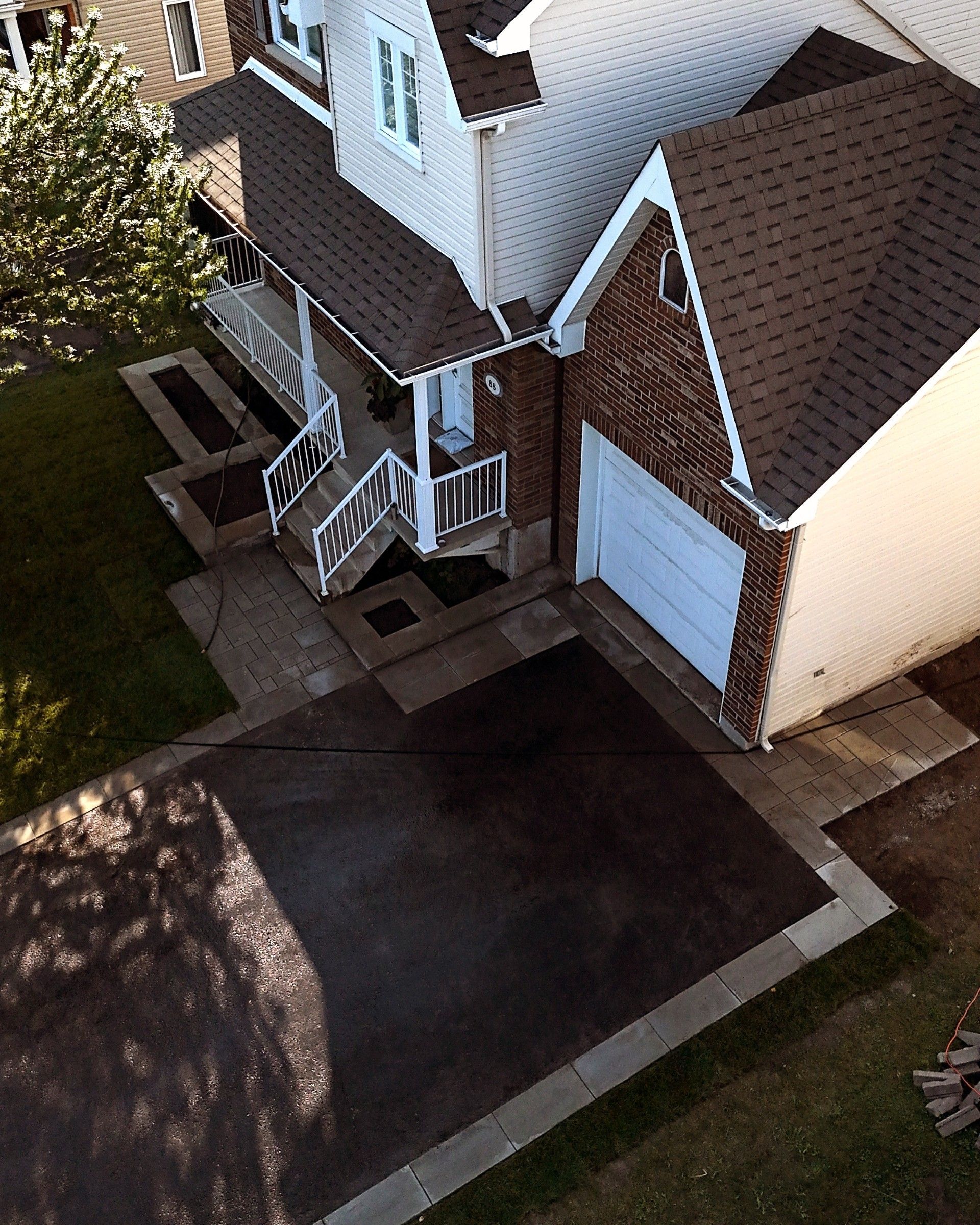 Une vue aérienne d'une maison avec une grande allée