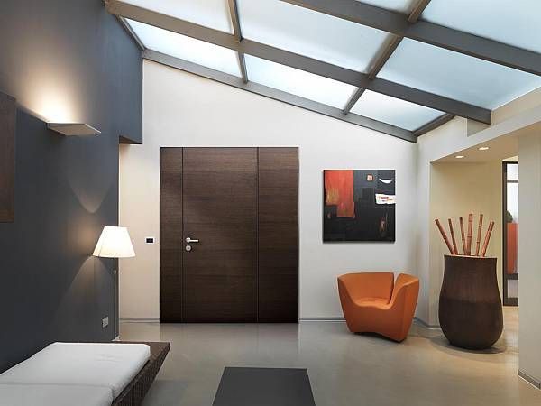 portone esterno scuro