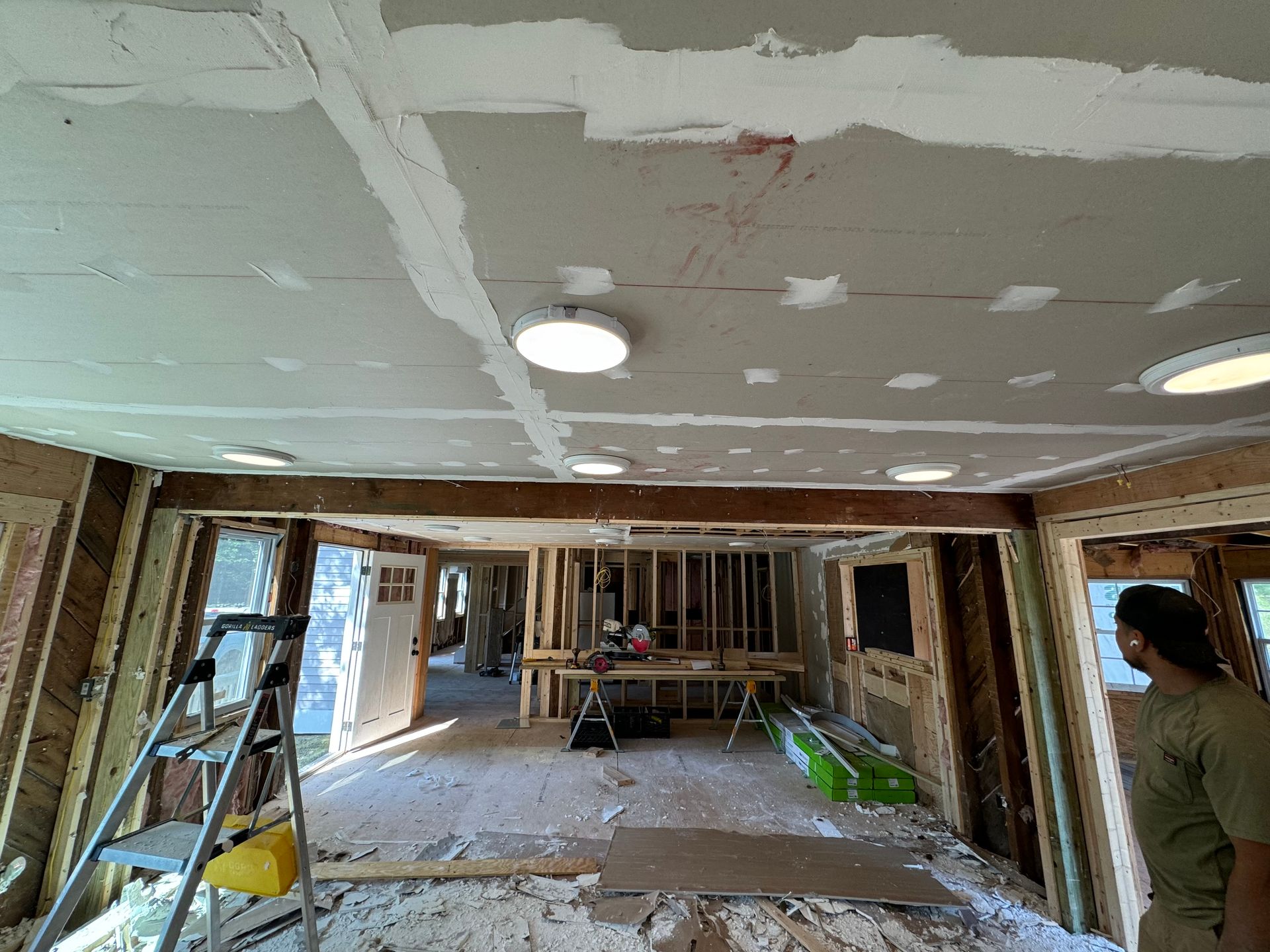 A living room with a red carpet and a ceiling fan