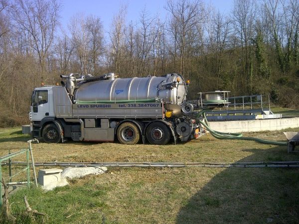 Parco macchine per la disostruzione di pozzi neri