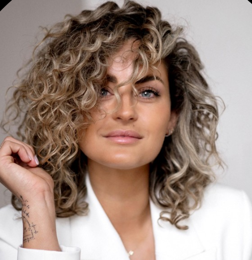 Ervaren presentatrice voor evenement presentatie en spetterende shows. Voor levendig en
onvergetelijk evenement.