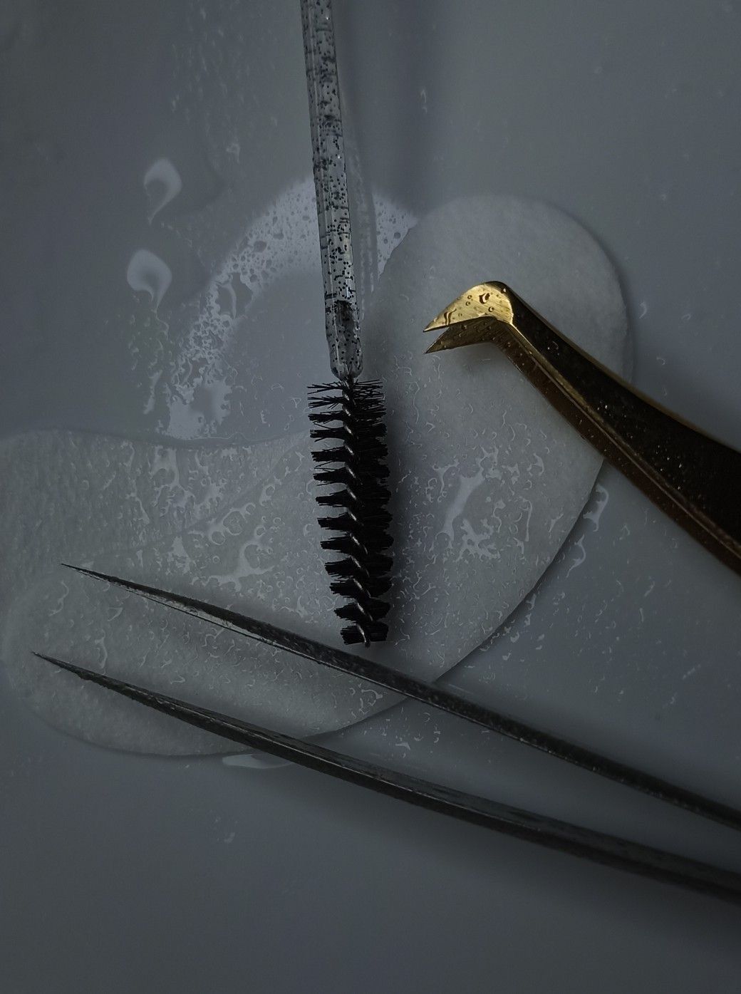 Eine Nahaufnahme eines Flüssigkeitstropfens, der aus einer Pipette kommt.