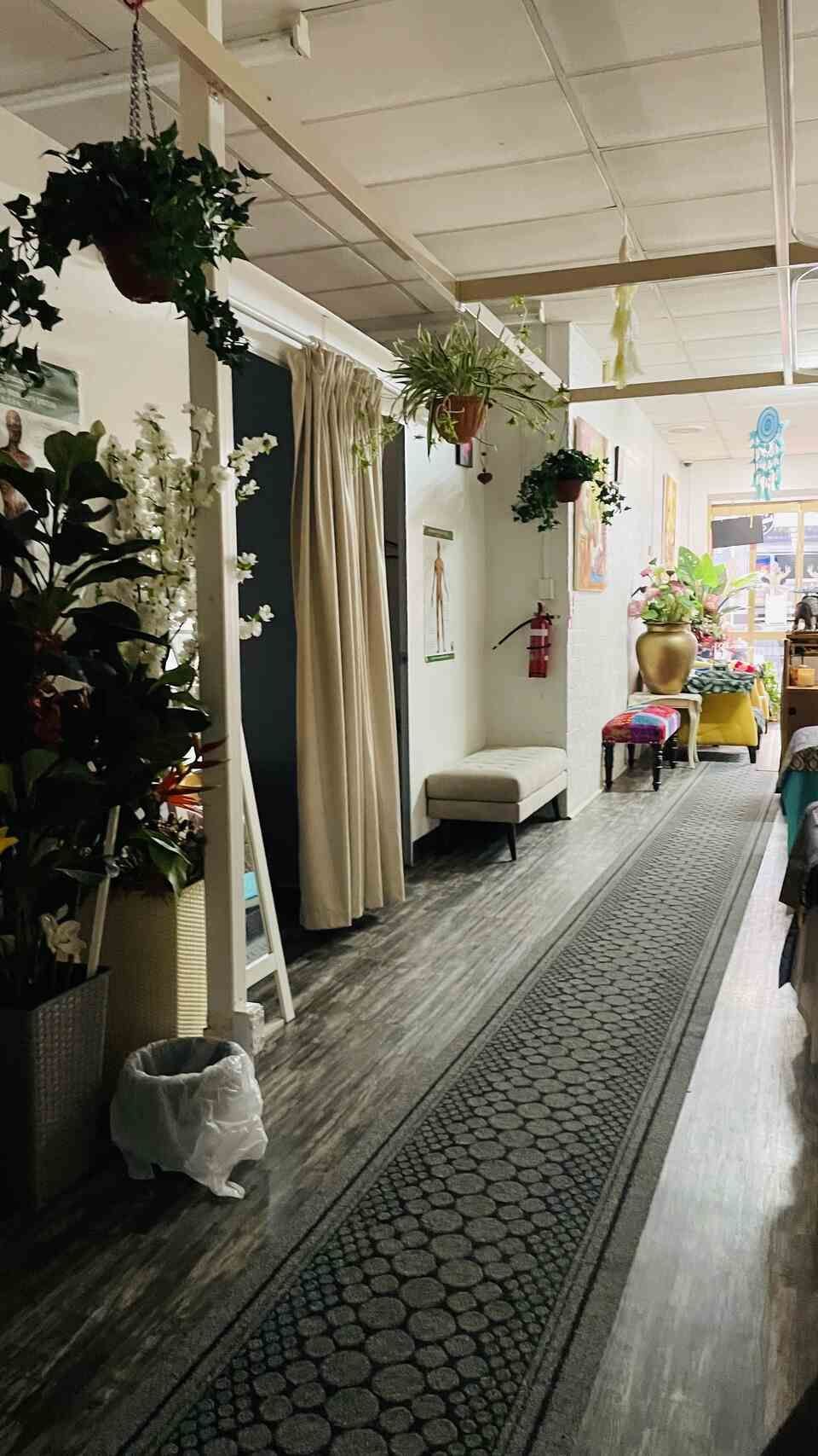 Thai Golden Hands interior 