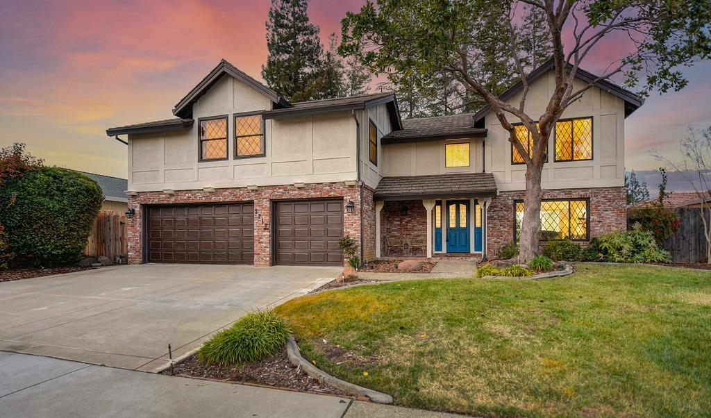 Cozy 2-storey house with beautiful windows. Discover top-notch Rocklin real estate with Sonia Immers, your best realtor.