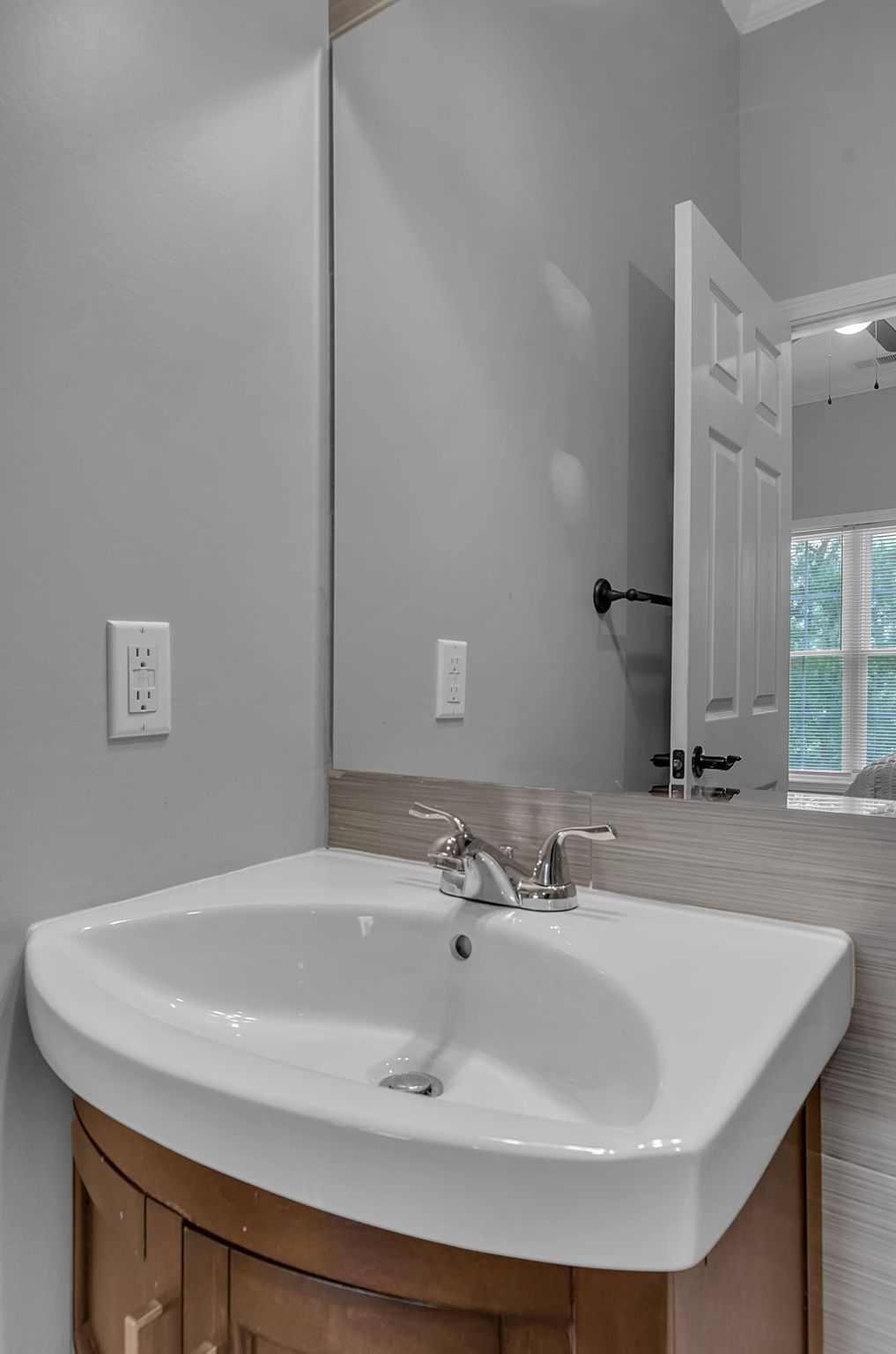 A bathroom with a sink and a mirror.