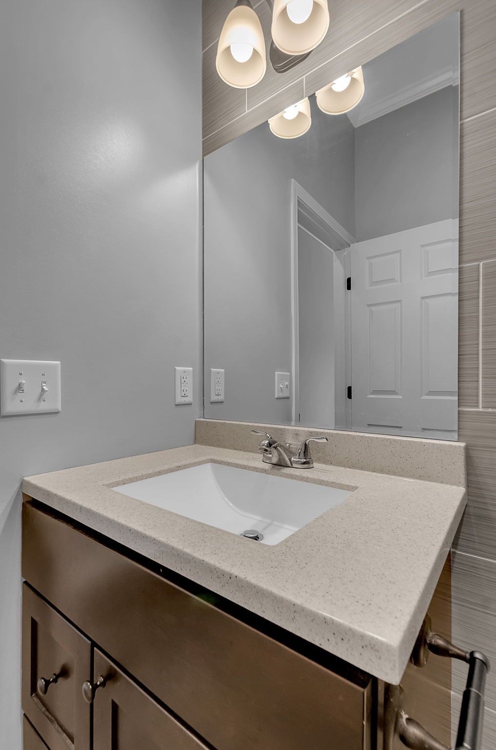 A bathroom with a sink and a mirror.