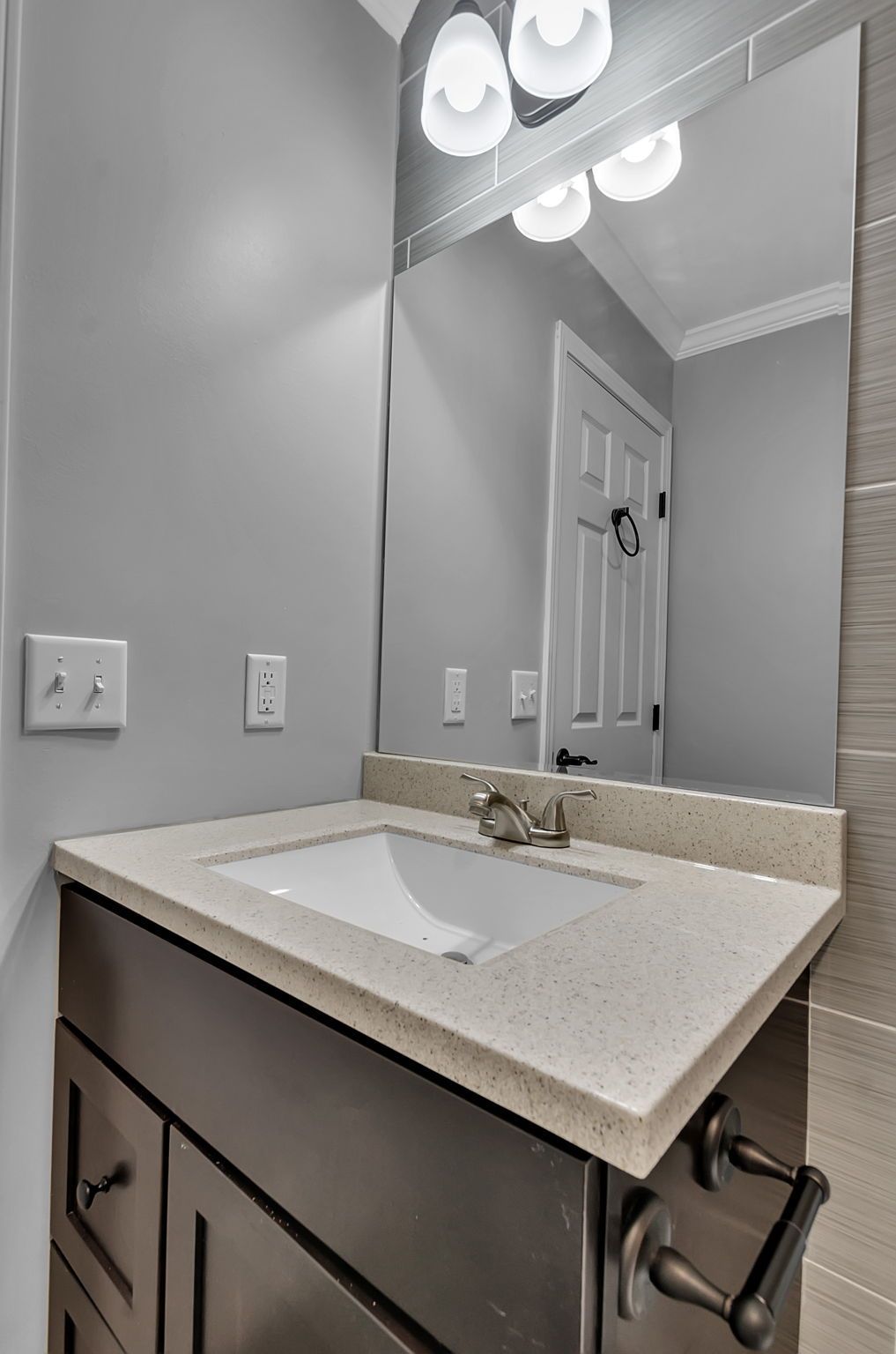 A bathroom with a sink and a mirror.