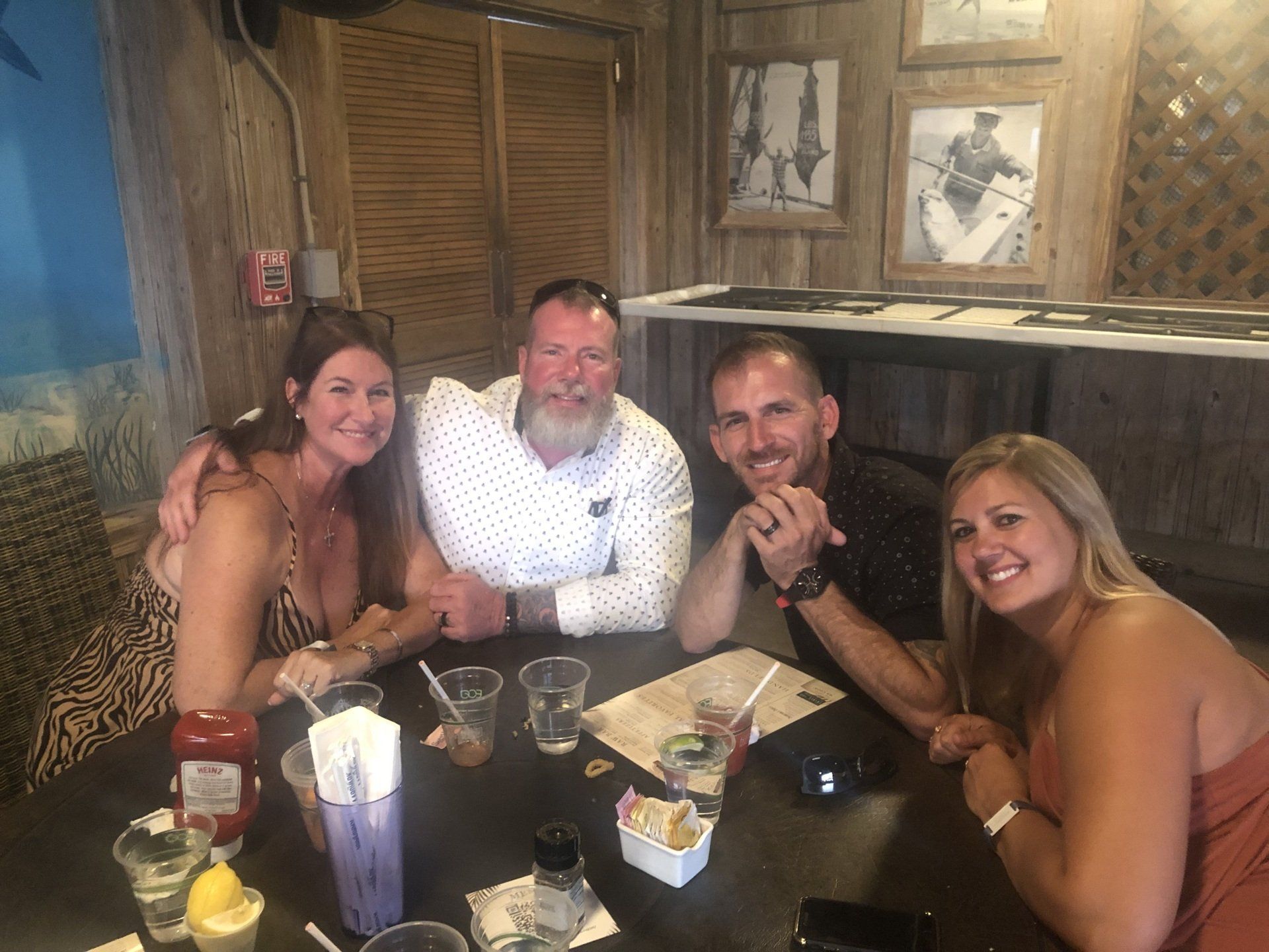 A group of people are sitting at a table in a restaurant.