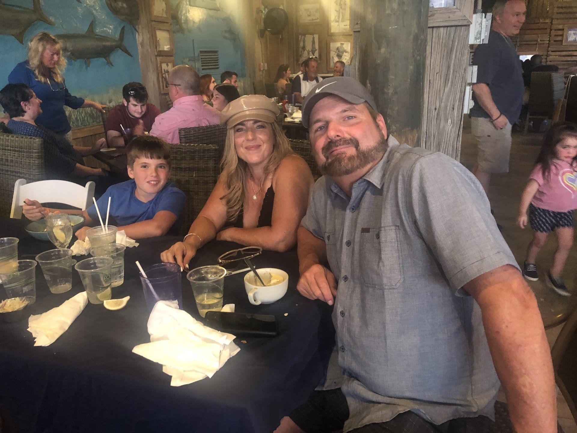 A group of people are sitting at a table in a restaurant.