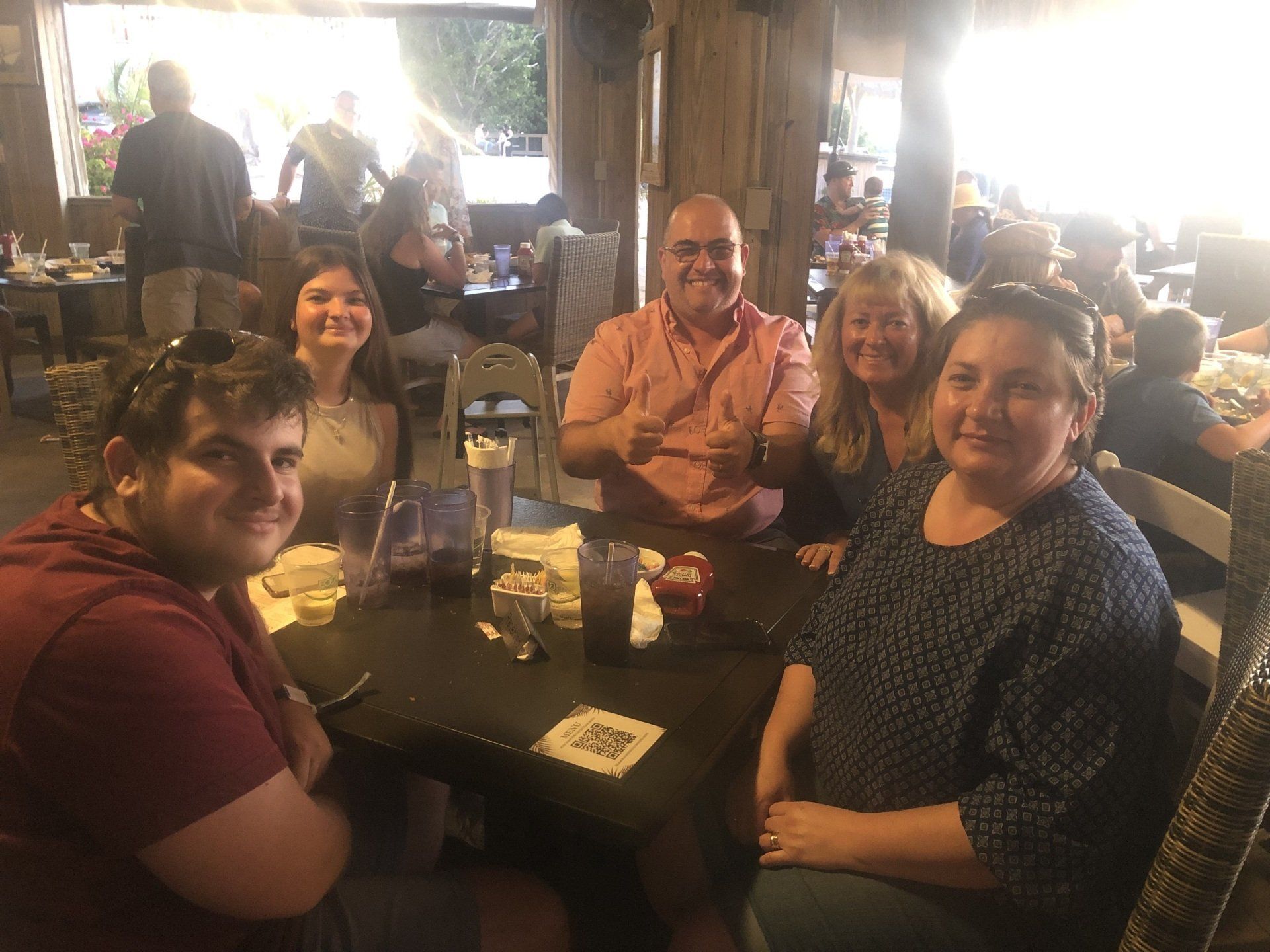 A group of people are sitting at a table in a restaurant.