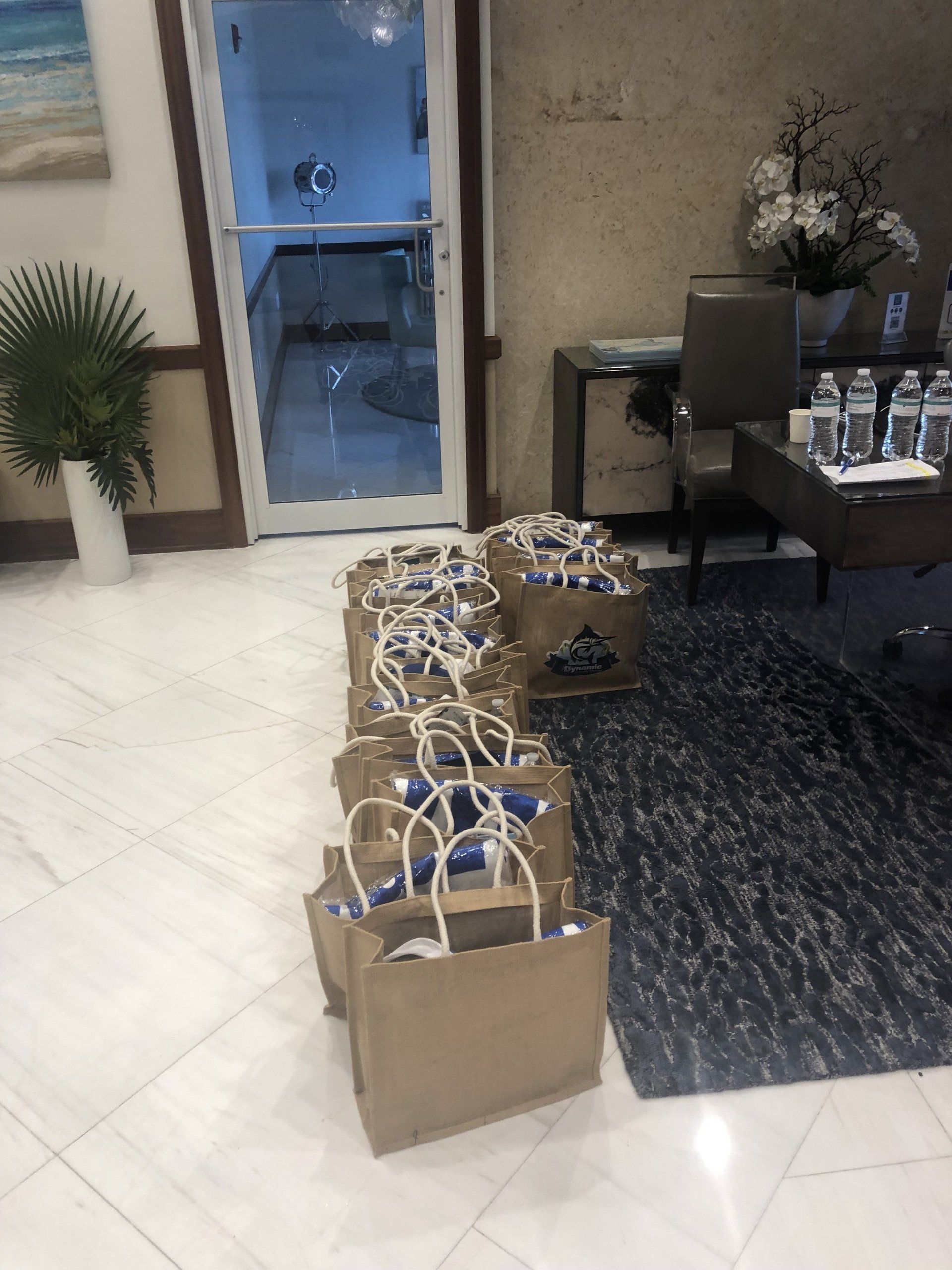 A bunch of bags are sitting on the floor in a room