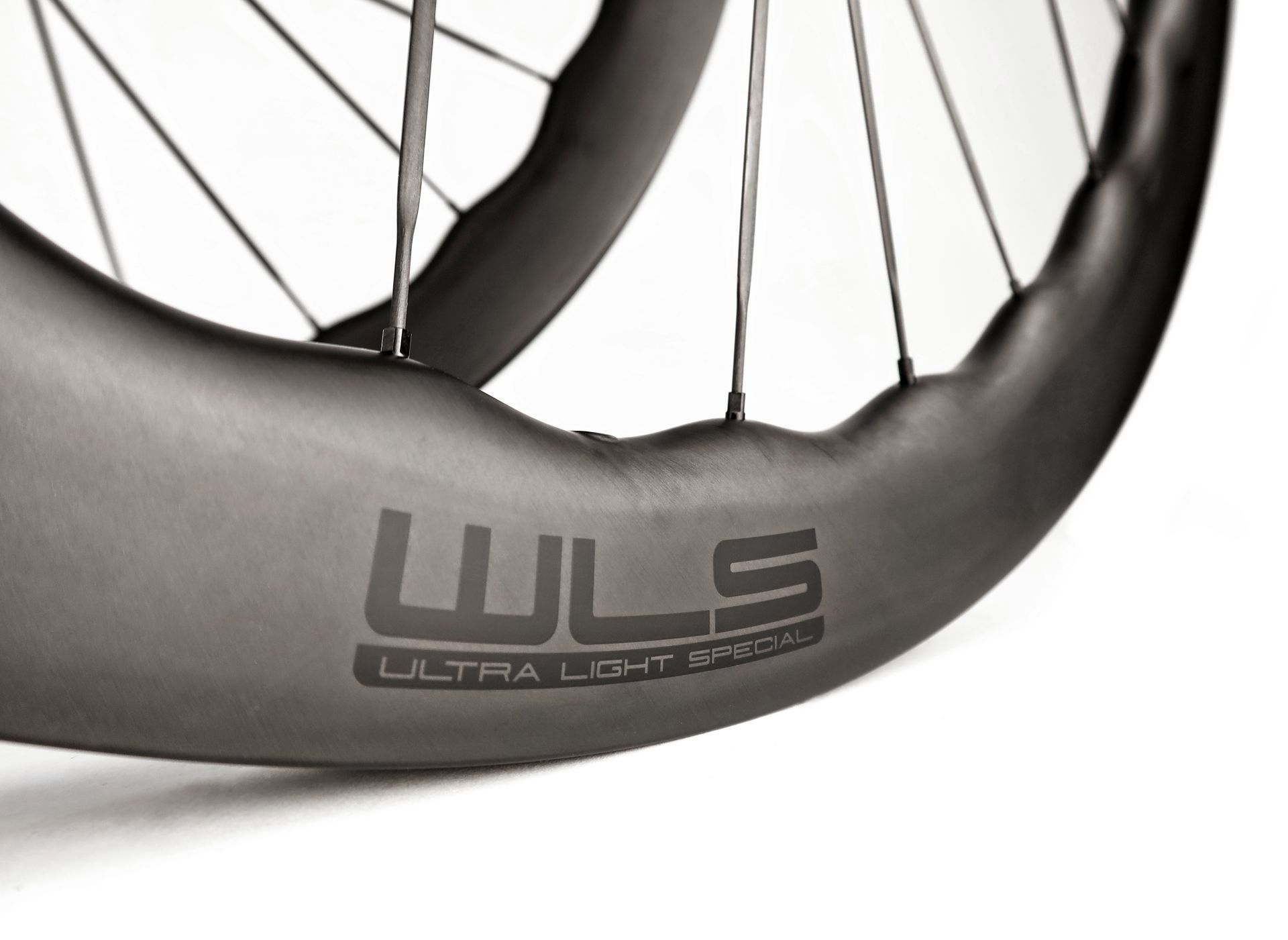 waved carbon gravel rim