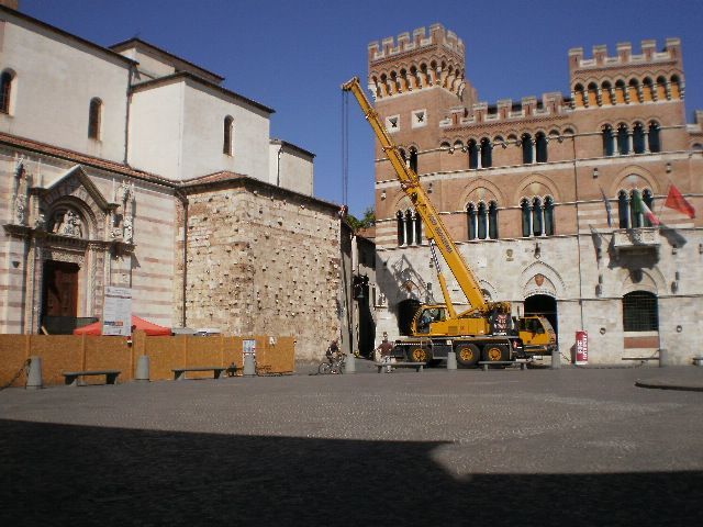 vista dal basso di una gru