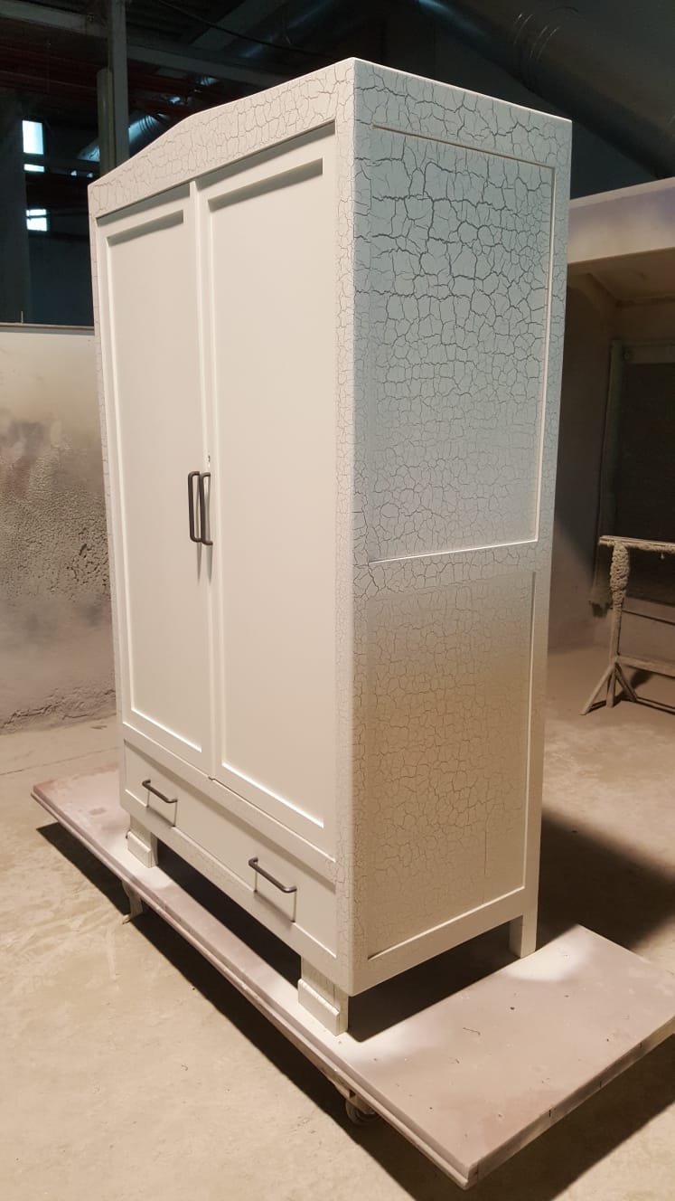 armadio in legno ripristinato