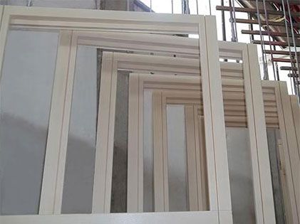 laccatura di infissi in legno