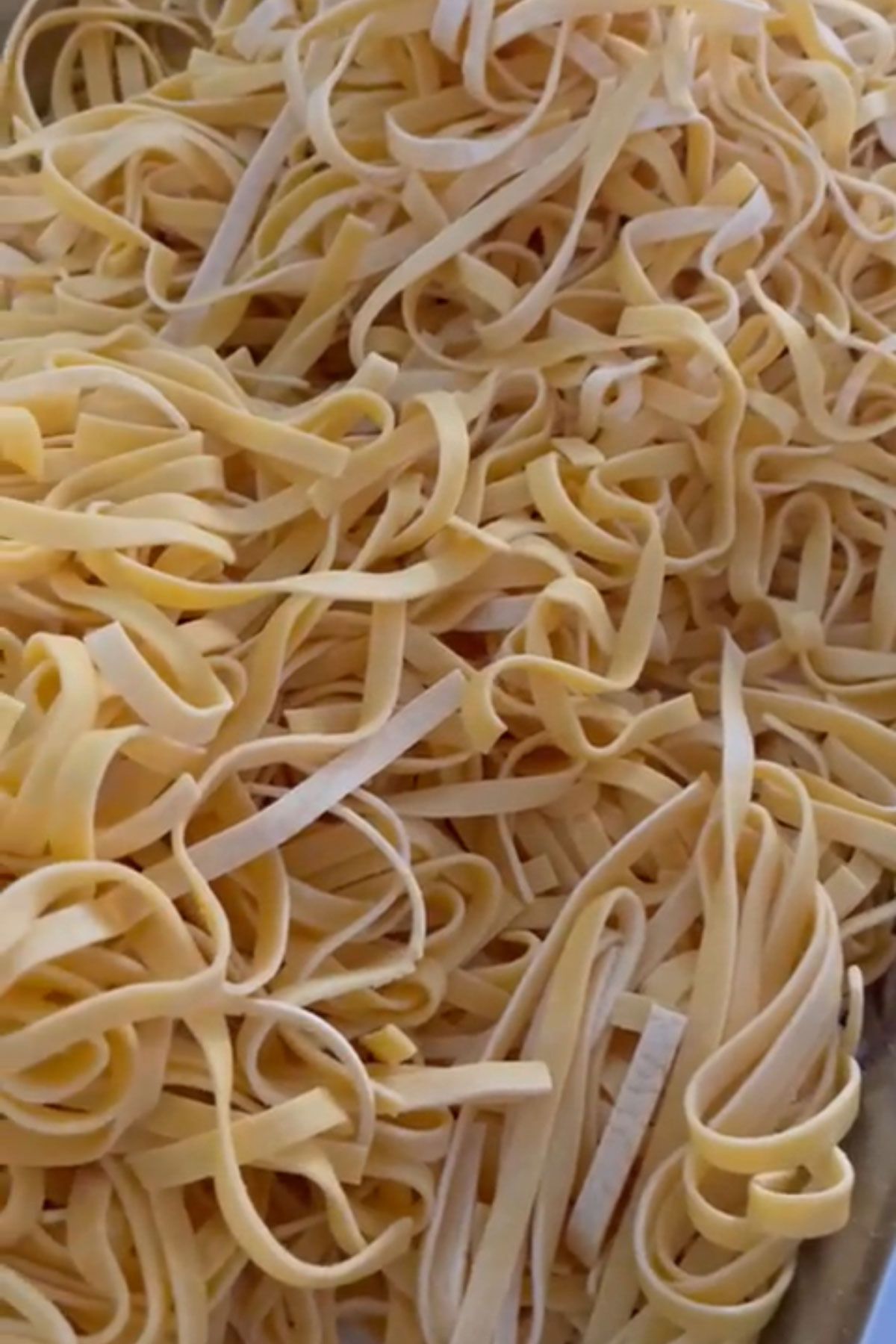 Un primo piano di orecchiette appena prodotte