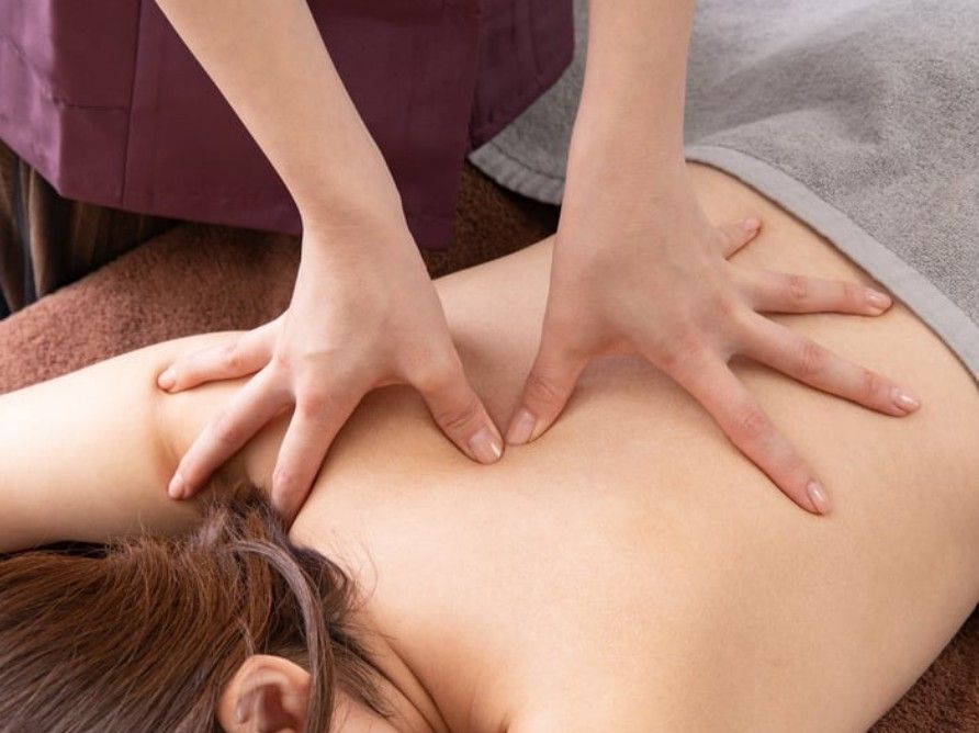 Massage Therapy Coventry performing a deep tissue massage in Coventry