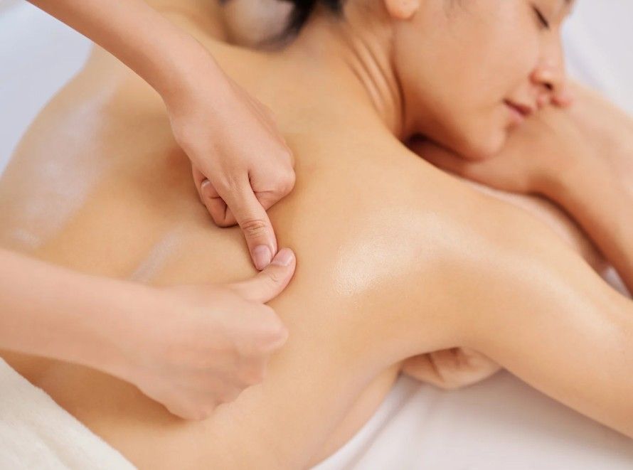 Massage Therapy Coventry performing a deep tissue back & shoulder massage in Coventry