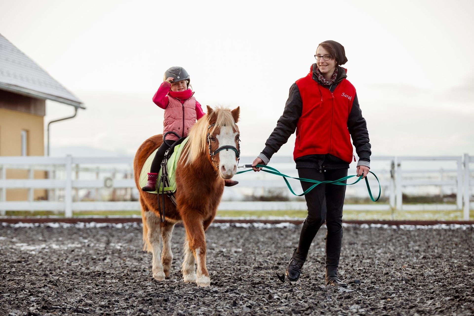 ein kleines Kind reitet auf einem Pony dass an einer Leine geführt wird
