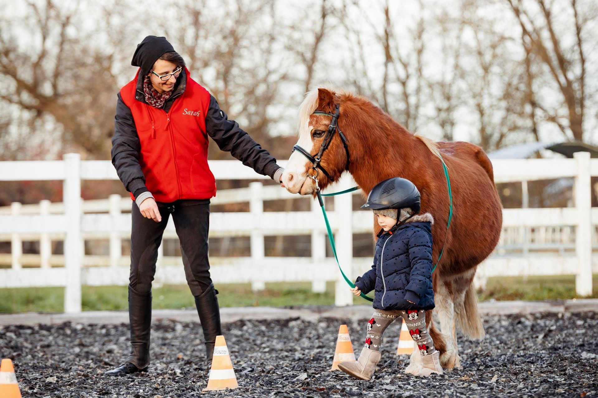 kleines Kind führt ein Pony an der Leine