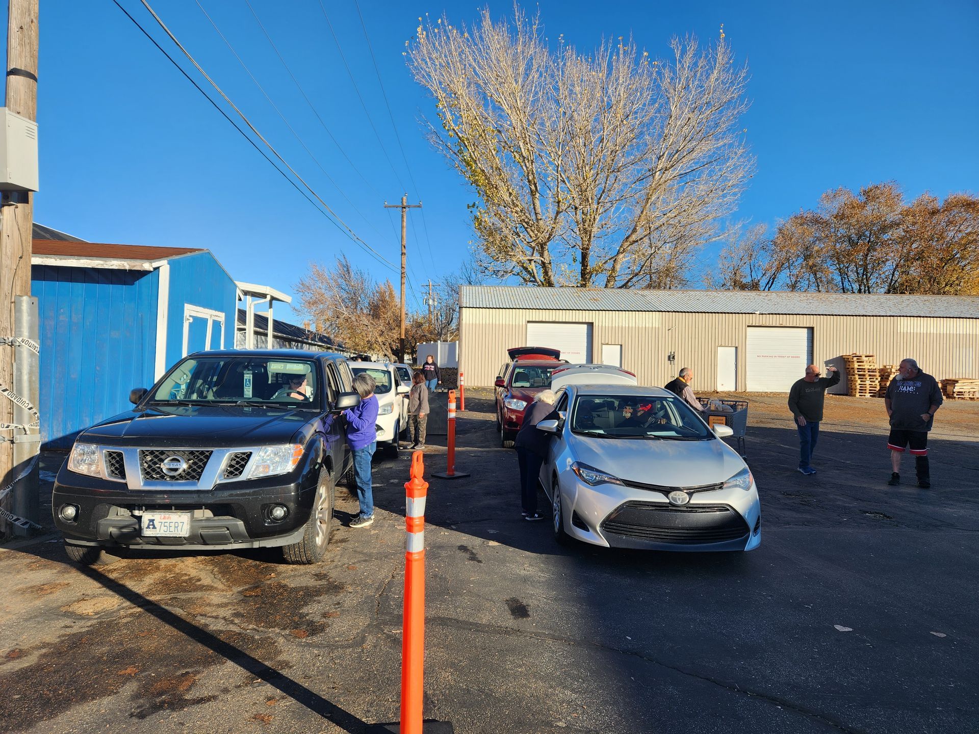 A row of cars are parked in a parking lot.