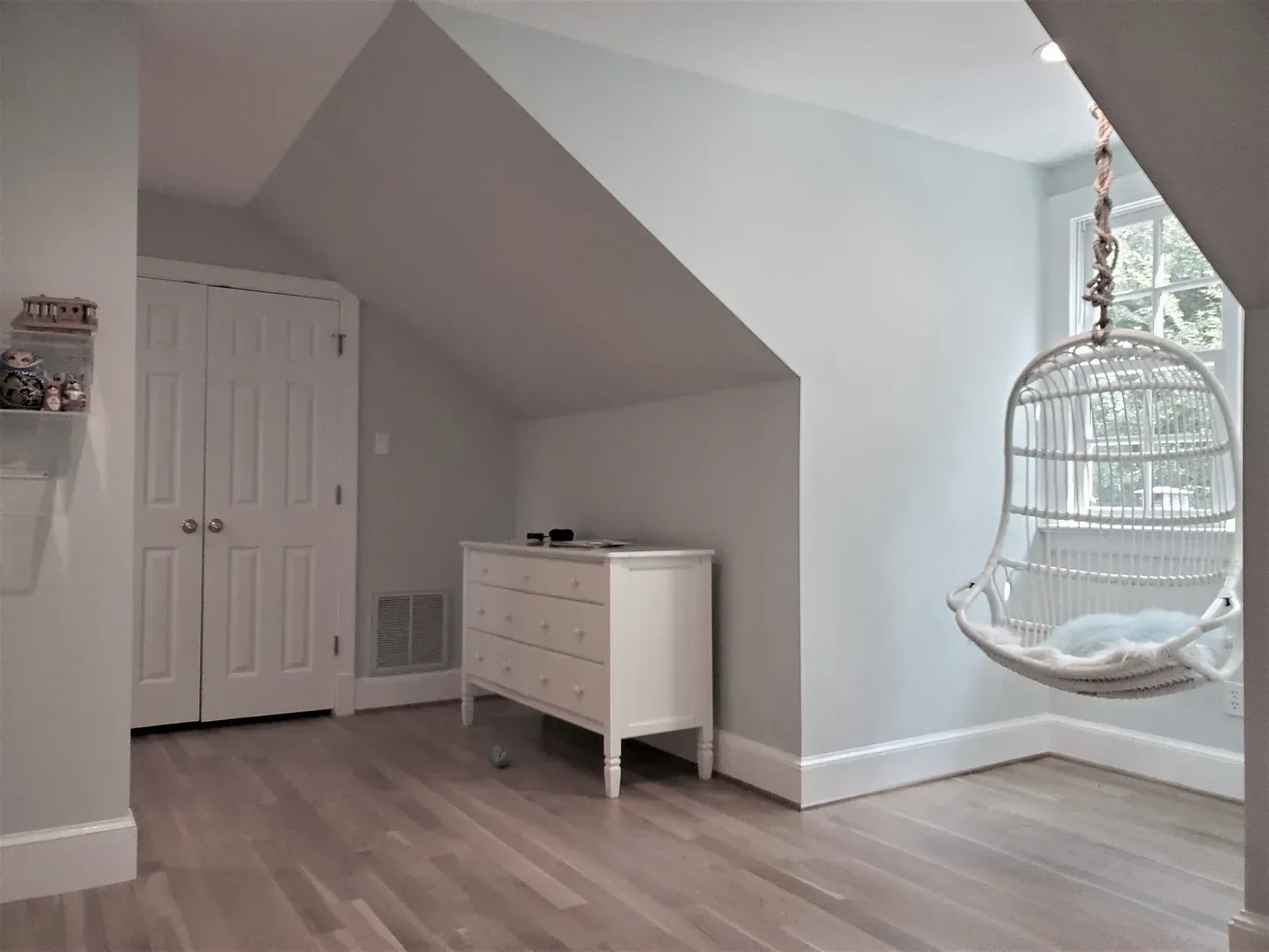 Kid's Bedroom Walls BM Regal Select Matte Window Pane 6210
Trim BM Aura Semi-gloss Chantilly Lace OC-65