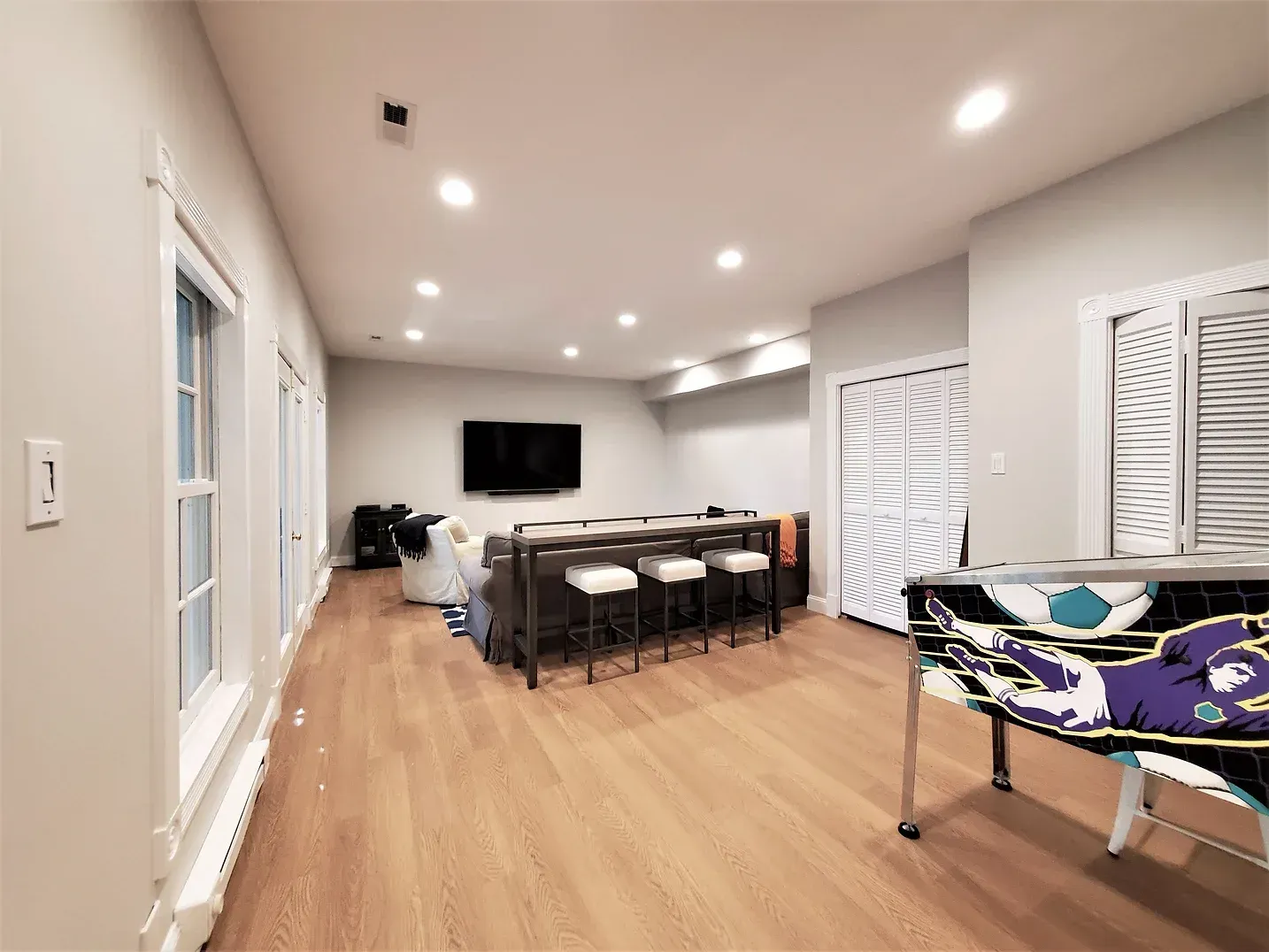 Rec Room
Walls BM Regal Select Matte Ammonite Farrow and Ball 274
Trim BM Aura Semi-gloss Chantilly Lace OC-65