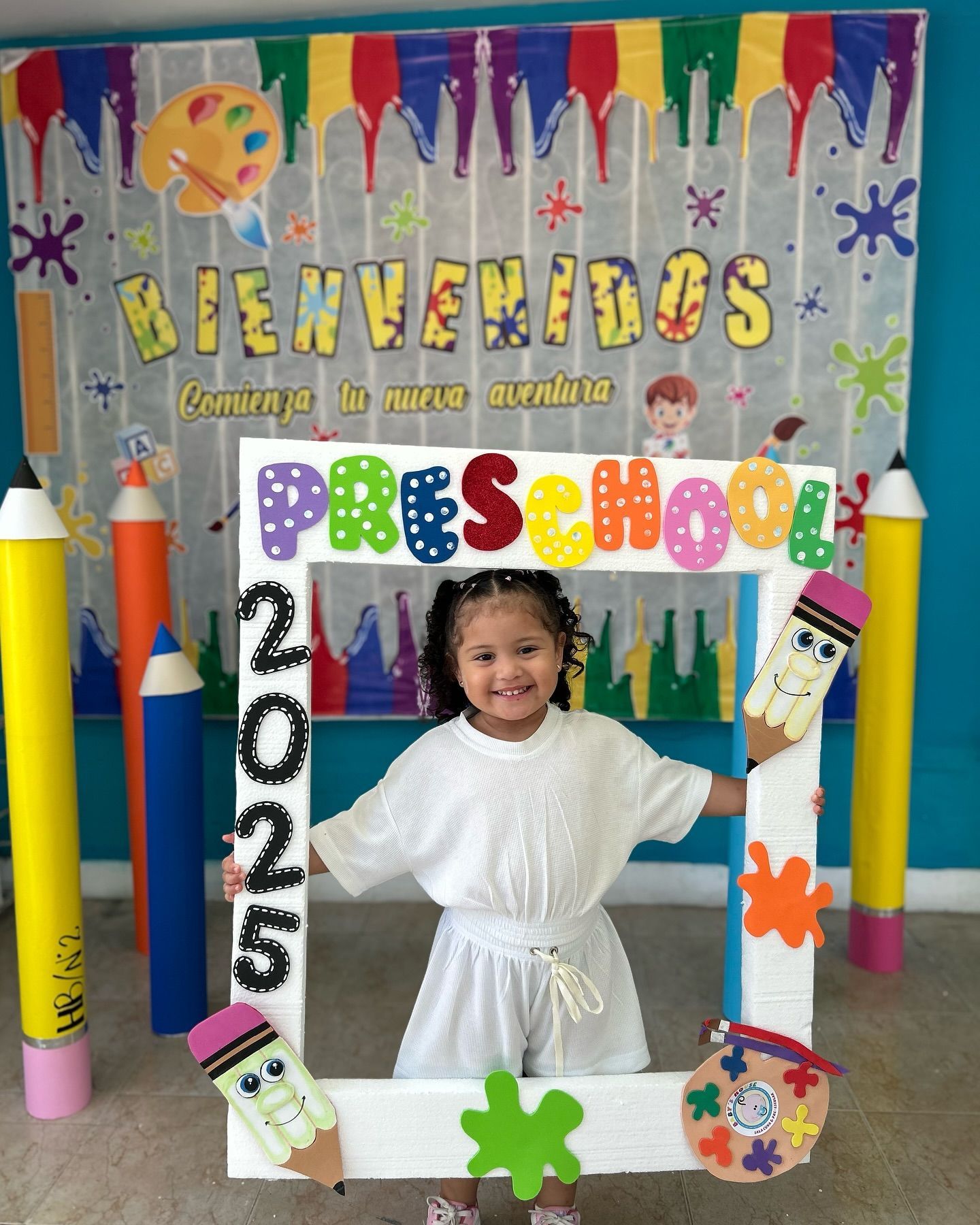 Niños jugando a un juego de clasificación por colores sobre una mesa, con discos azules, rojos y amarillos.