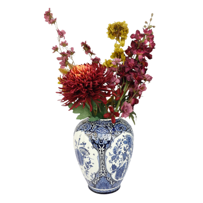 Delfs blauwe vaas met kunstbloemen