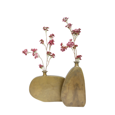 Set van twee organisch gevormde gouden vazen met roze zijden bloemen