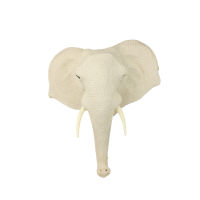 Een crèmekleurige, gestructureerde wanddecoratie in de vorm van een olifantenkop.