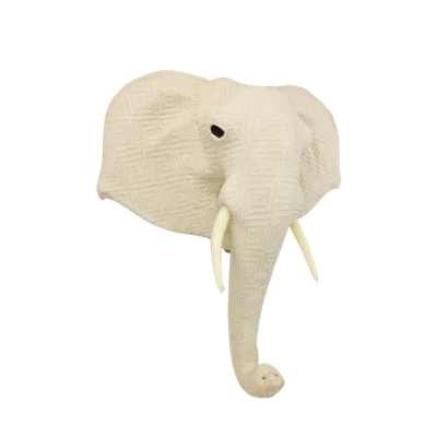 Een crèmekleurige, gestructureerde wanddecoratie in de vorm van een olifantenkop.