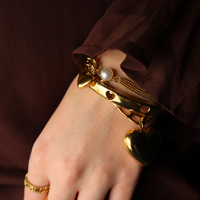 Open bangle met hartdetails