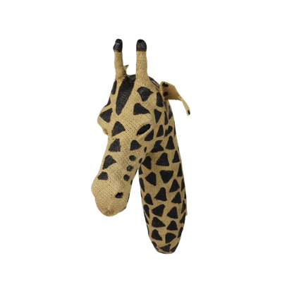 Een wanddecoratie van een opgezette giraffe, gemaakt van lichtbruin jute met zwarte stippen op een witte achtergrond.
