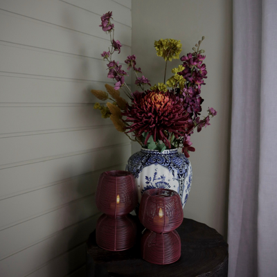 Delfs blauwe vaas met kunstbloemen